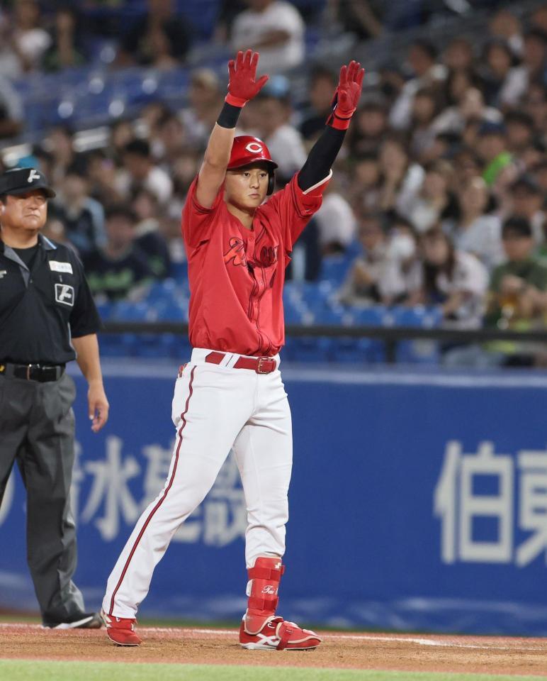 　１回、先制打を放ち、ベンチへポーズをとる佐々木（撮影・石井剣太郎）