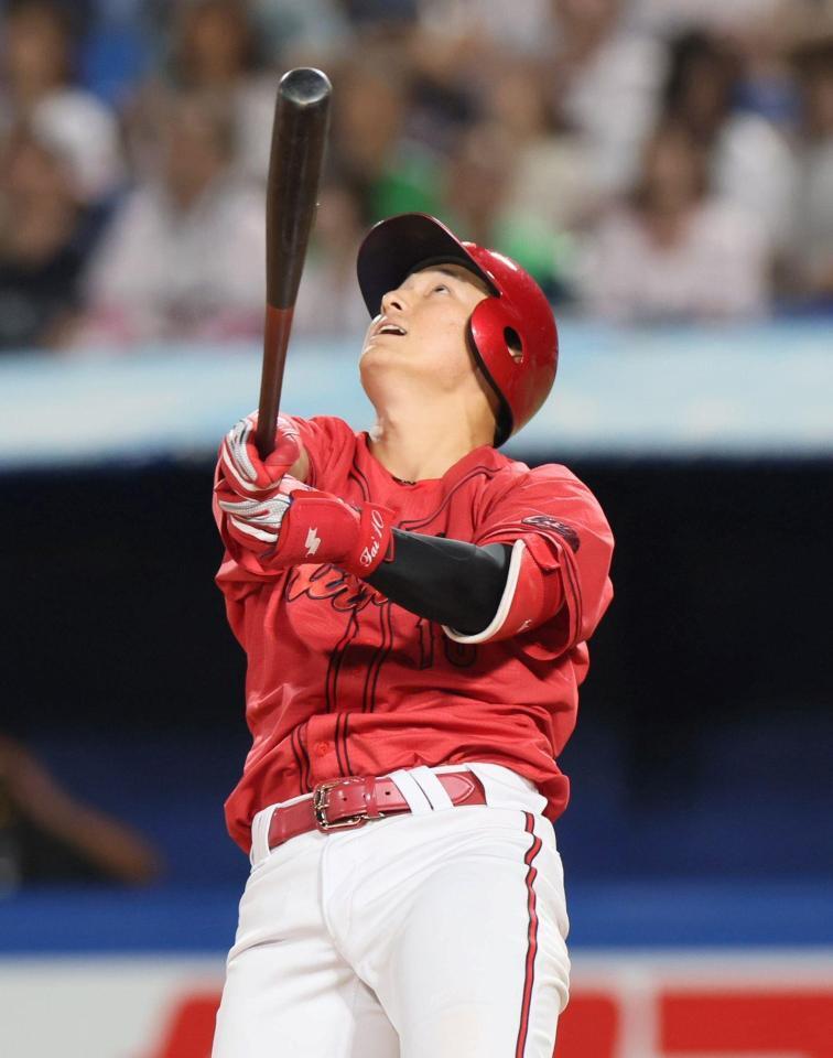 　２回、佐々木は邪飛に倒れる（撮影・石井剣太郎）