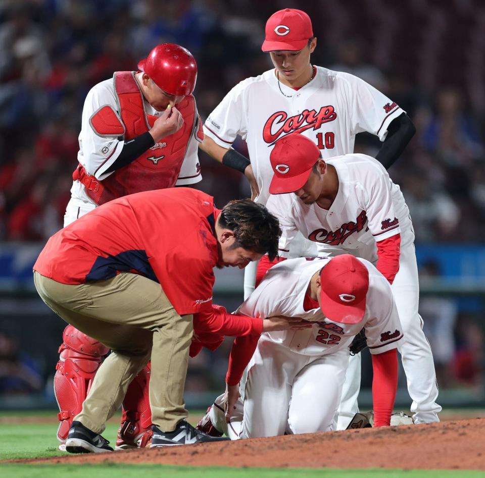 　３回、ビシエドの打球が右足首付近に当たり、グラウンドに倒れ込む高（撮影・市尻達拡）