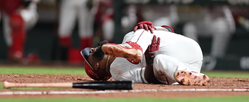 　７回、打球が左足に当たる自打球となり、もん絶するファビアン（撮影・市尻達拡）