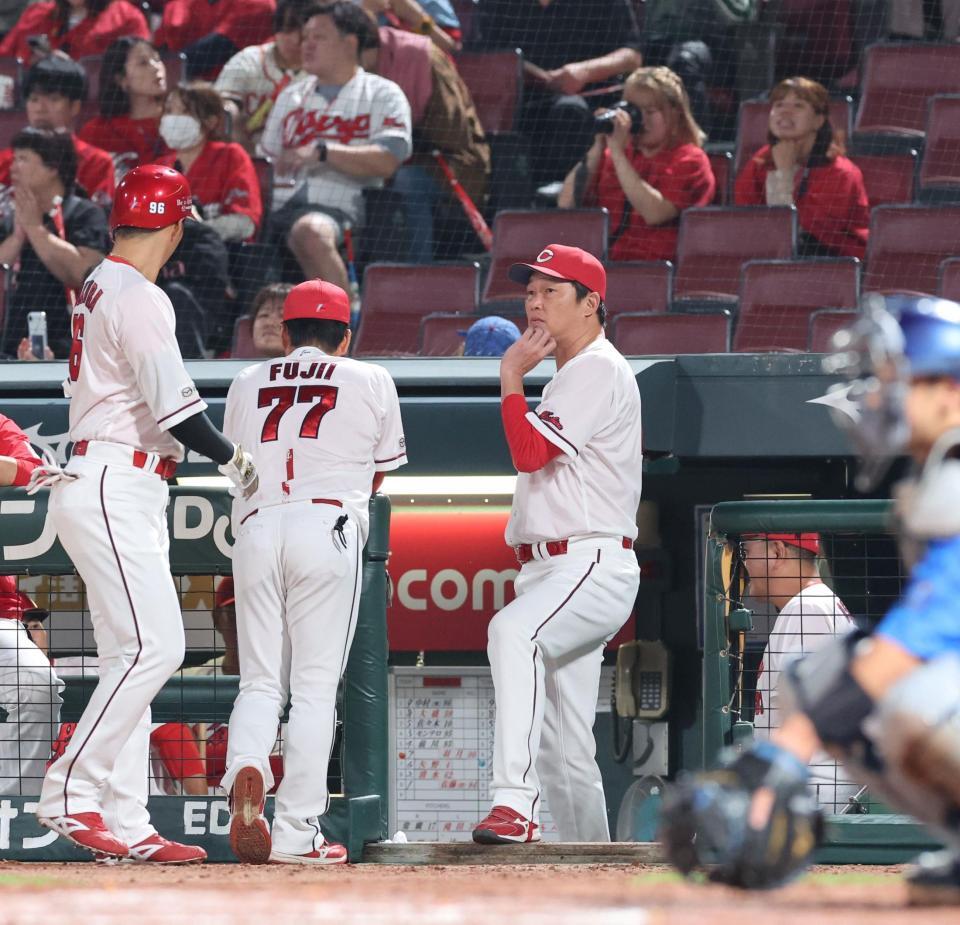 　７回、ファビアンが自打球によりベンチに下がり、交代選手などを思案する新井監督（撮影・市尻達拡）
