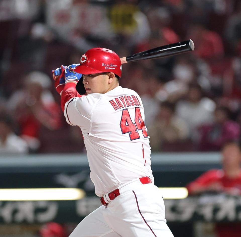 　７回、左前打を放つ林（撮影・市尻達拡）