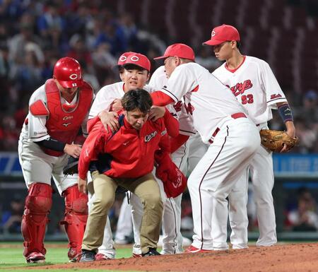 　３回、ビシエドの打球が当たりトレーナーに背負われベンチ裏に下がる高