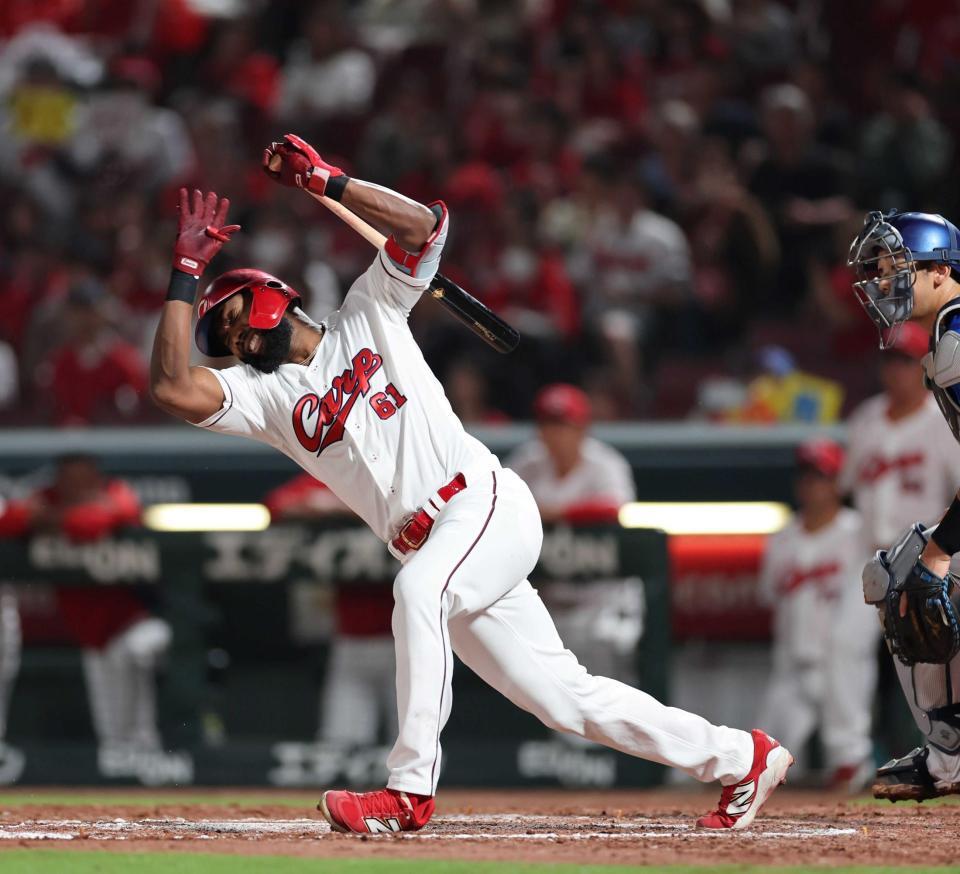 　７回、打球が左足に当たりもん絶するファビアン