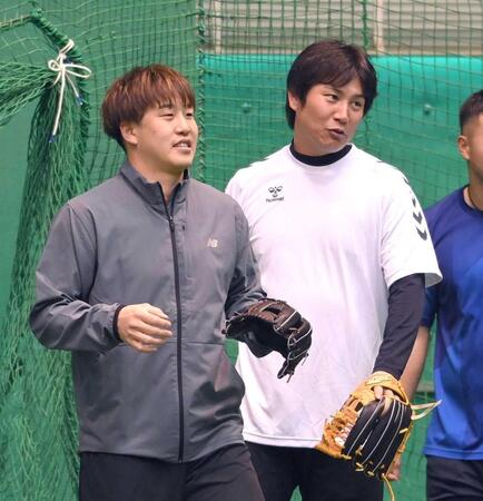 　１月の合同自主トレで、川端（右）と一緒にノックを受ける小園