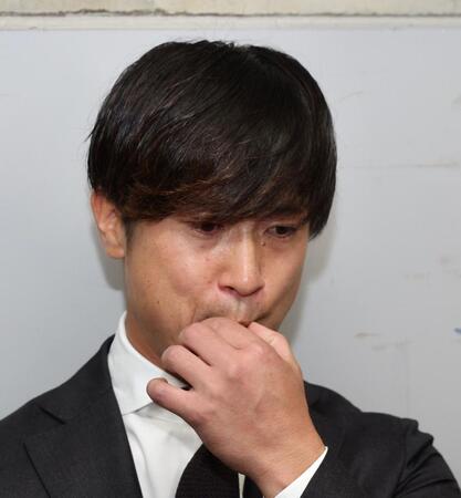 　戦力外通告を受け、取材で言葉を詰まらせる上本（撮影・市尻達拡）