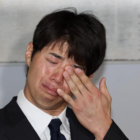 【写真】広島　戦力外通告となった期待の若手が涙が止まらず「結果を出せずに申し訳ない」