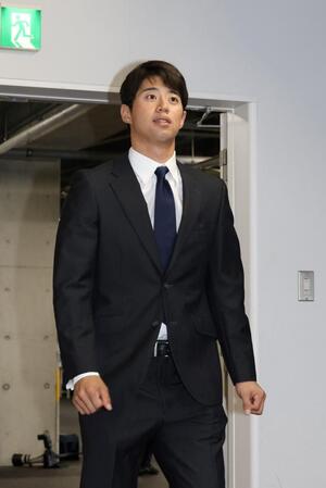 　戦力外通告を受け、球場を訪れる宇草（撮影・市尻達拡）