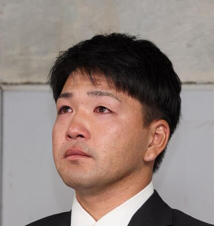 　戦力外通告後の取材で、涙を流す河野（撮影・市尻達拡）