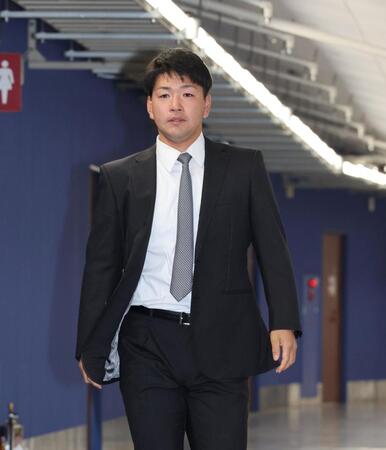 　戦力外通告を受け、球場を訪れる河野（撮影・市尻達拡）