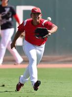 　１軍に合流し、外野でノックを受ける渡辺（撮影・市尻達拡）