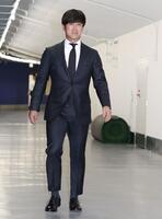 　戦力外通告を受け、球場を訪れる上本（撮影・市尻達拡）