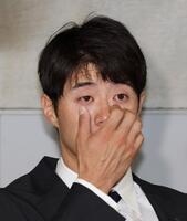 　戦力外通告後の取材で、涙をぬぐう宇草（撮影・市尻達拡）