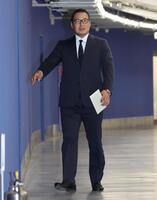 　自由契約を選択し、球団を訪れる松山（撮影・市尻達拡）