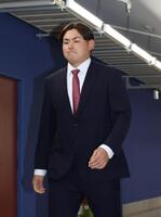 　戦力外通告を受け、球場を訪れる赤塚（撮影・市尻達拡）