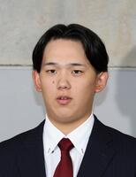 　戦力外通告後、取材に応じる小林（撮影・市尻達拡）