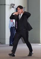 　自由契約を選択し、球団を訪れる田中（撮影・市尻達拡）