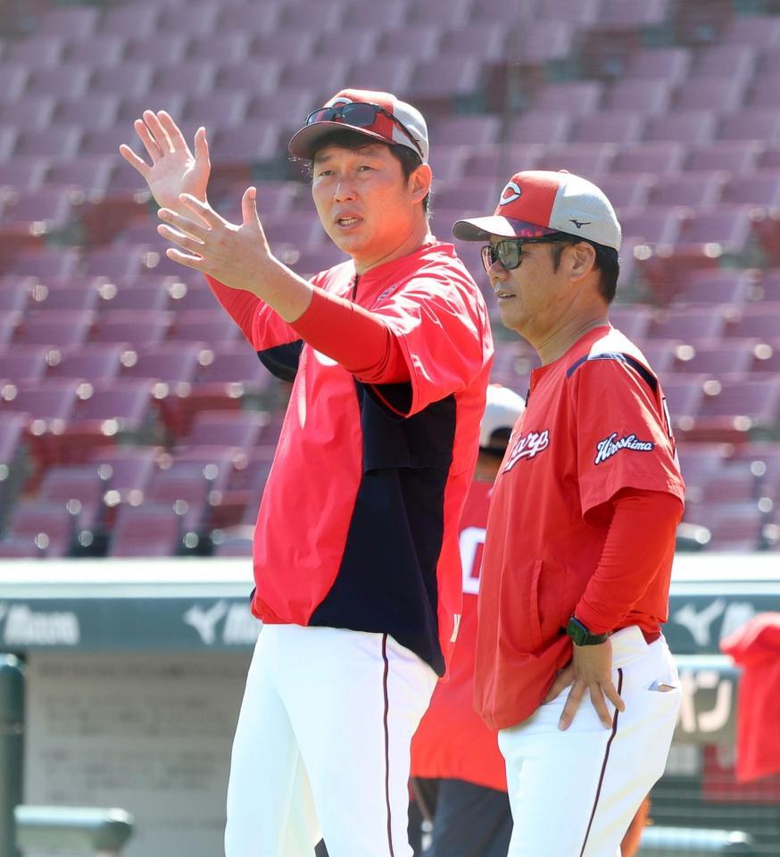 　藤井ヘッドコーチと話をする新井監督（撮影・市尻達拡）