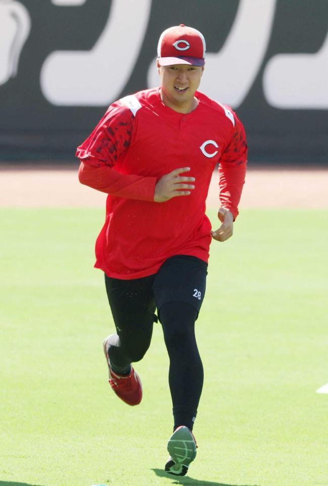 　ダッシュをする佐藤柳（撮影・市尻達拡）