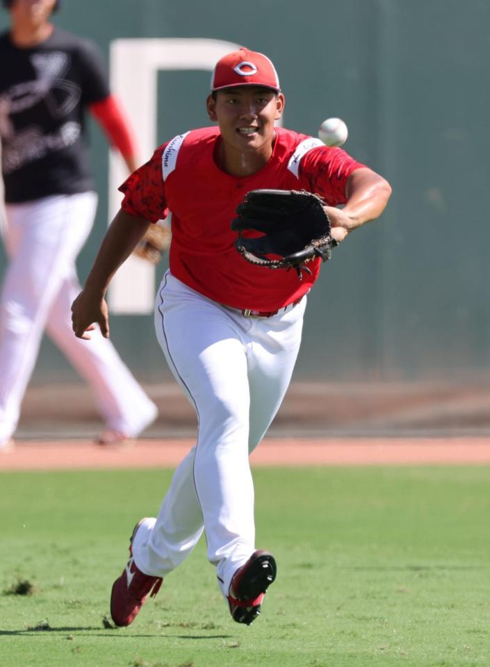 　１軍に合流し、外野でノックを受ける渡辺（撮影・市尻達拡）