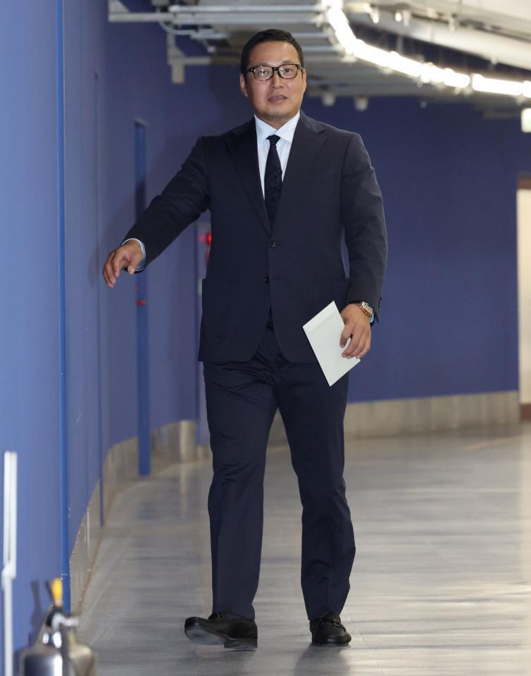 　自由契約を選択し、球団を訪れる松山（撮影・市尻達拡）