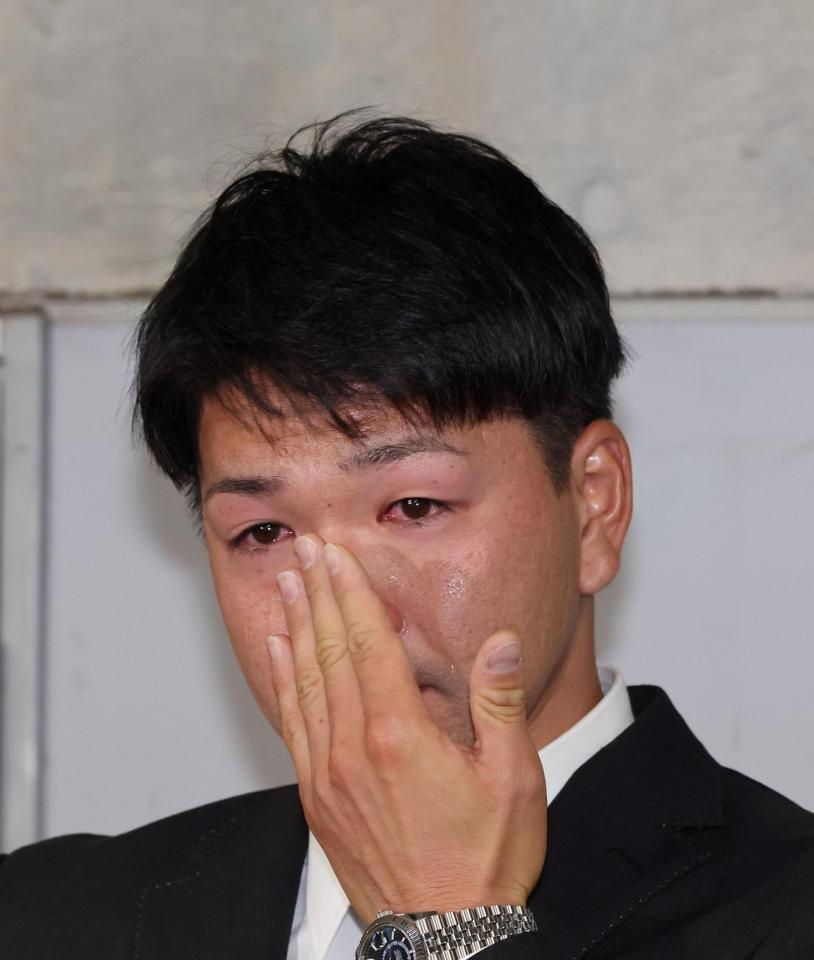 　戦力外通告後の取材で、涙を流す河野（撮影・市尻達拡）