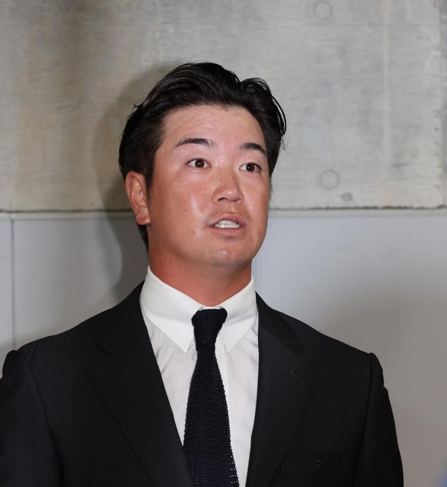 　戦力外通告後、取材に応じる中村健（撮影・市尻達拡）