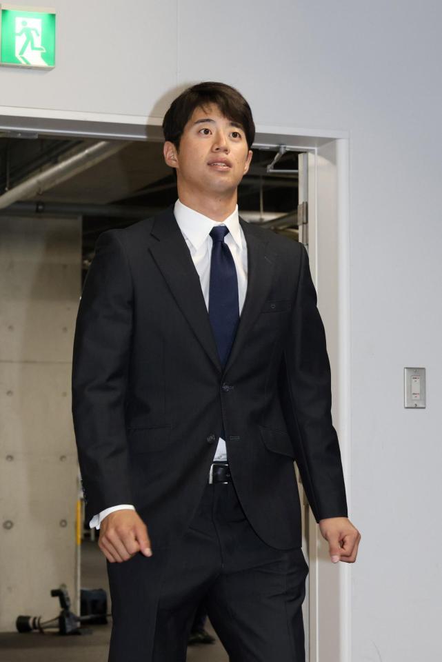 　戦力外通告を受け、球場を訪れる宇草（撮影・市尻達拡）