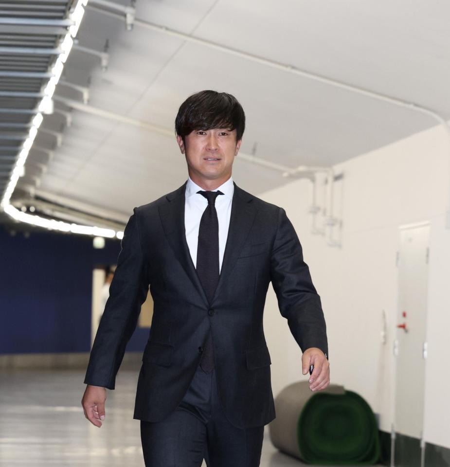 　戦力外通告を受け、球場を訪れる上本（撮影・市尻達拡）