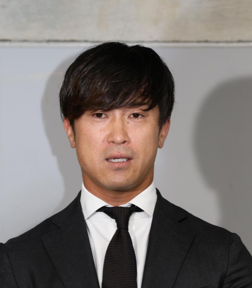 　戦力外通告後、取材に応じる上本（撮影・市尻達拡）