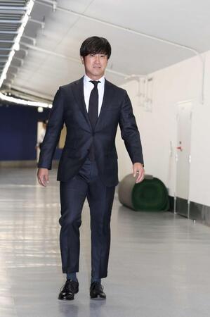 　戦力外通告を受け、球場を訪れる広島・上本