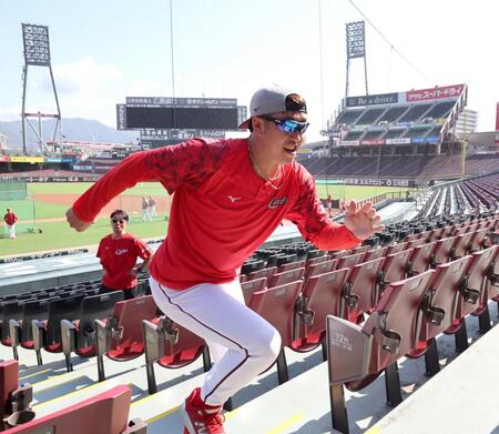 　マツダスタジアムの階段をダッシュで駆け上がる小園（撮影・市尻達拡）