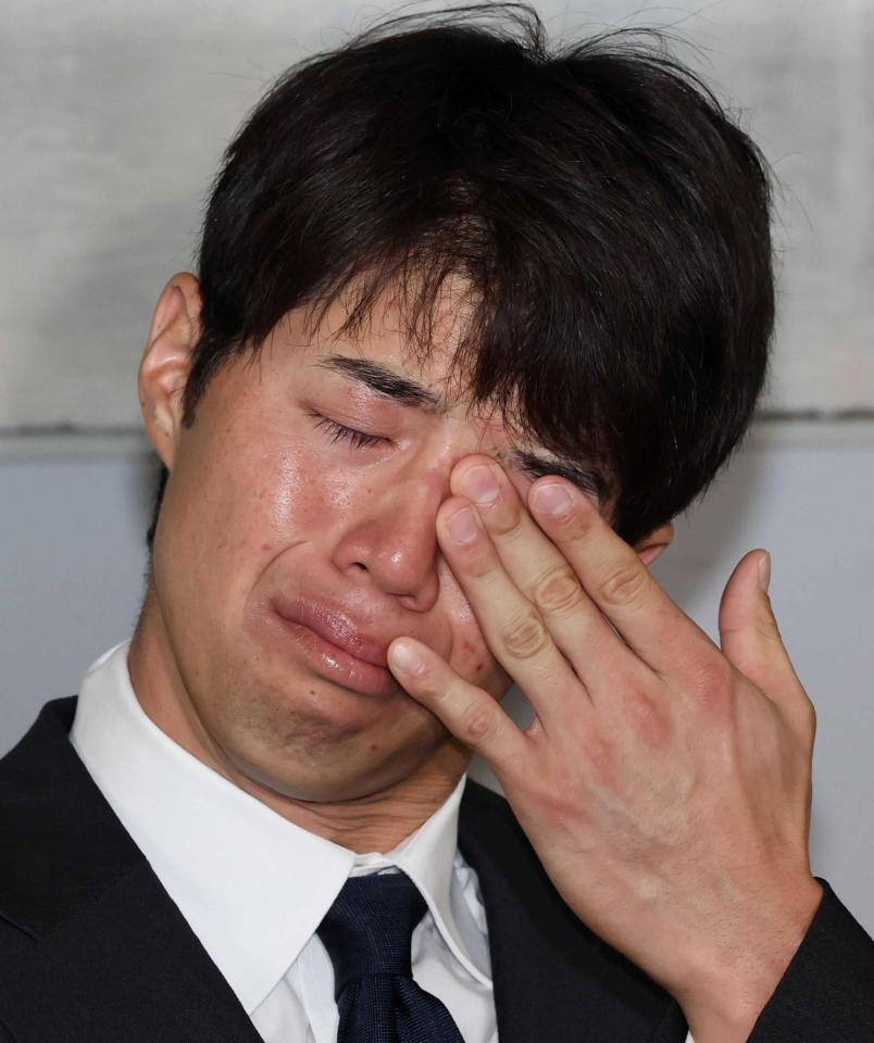 　戦力外通告後の取材で、涙をぬぐう宇草