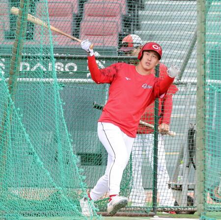 　打撃練習をする小園（撮影・市尻達拡）