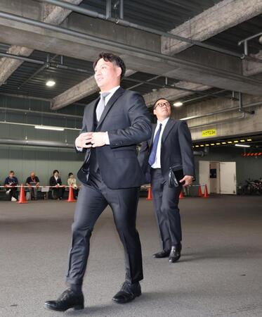 　松田元オーナーに、退団のあいさつに向かう田中と松山（撮影・市尻達拡）