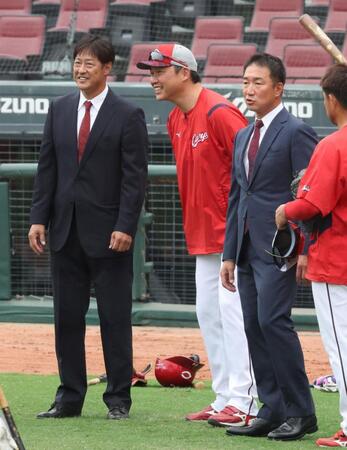 　新井監督らと話をする、退団をする高橋２軍投手コーチ（左）と横山２軍投手コーチ（右から２人目）＝撮影・市尻達拡