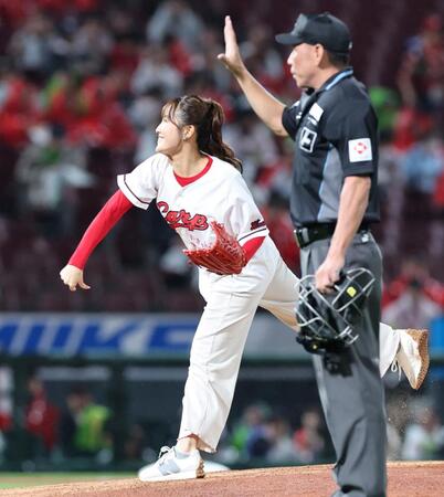 【写真】球場喝采　人気地元女子アナが「ＵＦＯ投法」で見事ノーバン投球　本家広島レジェンドも絶賛