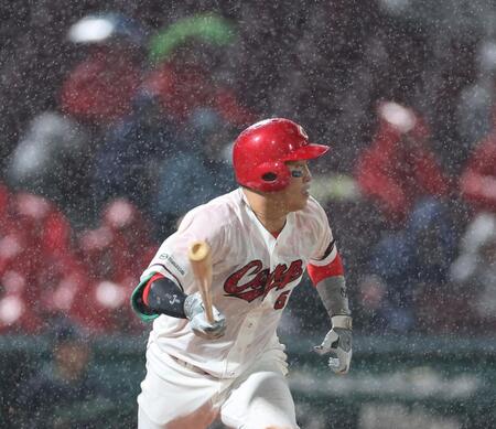 　４回、ショートへの内野安打を放つ小園（撮影・市尻達拡）