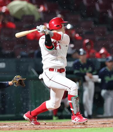 　１回、左前打を放つ小園（撮影・市尻達拡）