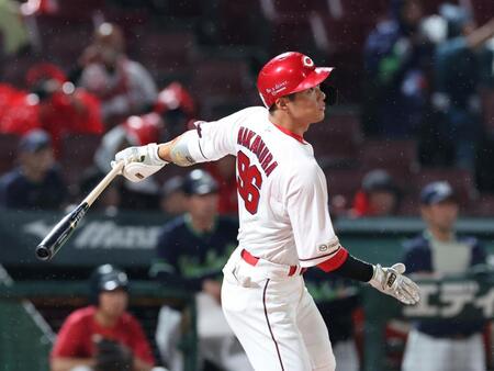 　１回、中前打を放つ中村奨（撮影・市尻達拡）