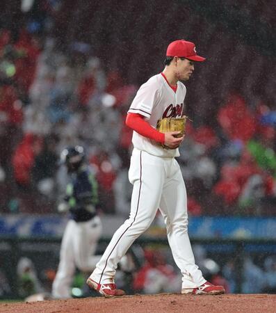 　４回、北村恵に左越えソロを浴びる斉藤（撮影・市尻達拡）