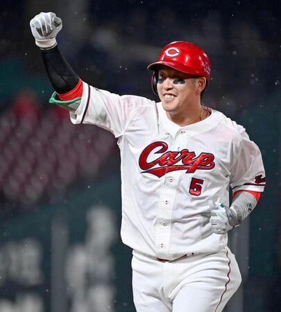 　１回、安打を放ちガッツポーズの小園