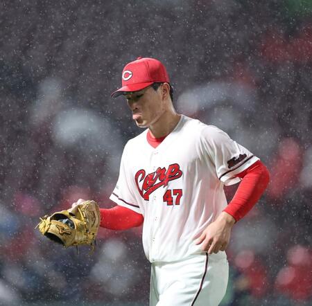 　４回、雨が降る中、ベンチに戻る斉藤（撮影・市尻達拡）