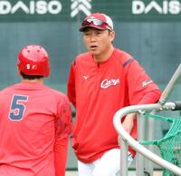 　小園と話をする新井監督（撮影・市尻達拡）