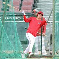 　打撃練習をする小園（撮影・市尻達拡）