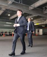 　松田元オーナーに、退団のあいさつに向かう田中と松山（撮影・市尻達拡）