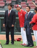 　新井監督らと話をする、退団をする高橋２軍投手コーチ（左）と横山２軍投手コーチ（右から２人目）＝撮影・市尻達拡