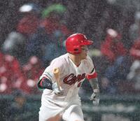 　４回、ショートへの内野安打を放つ小園（撮影・市尻達拡）