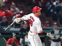 　１回、中前打を放つ中村奨（撮影・市尻達拡）