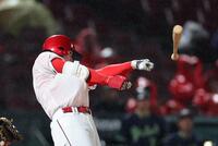 　３回、雨の影響でバットが手から離れる斉藤（撮影・市尻達拡）